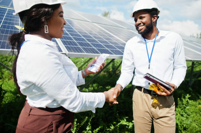 Como um Sistema de Comunicação interno pode ajudar a tornar sua franquia de energia solar mais competitiva