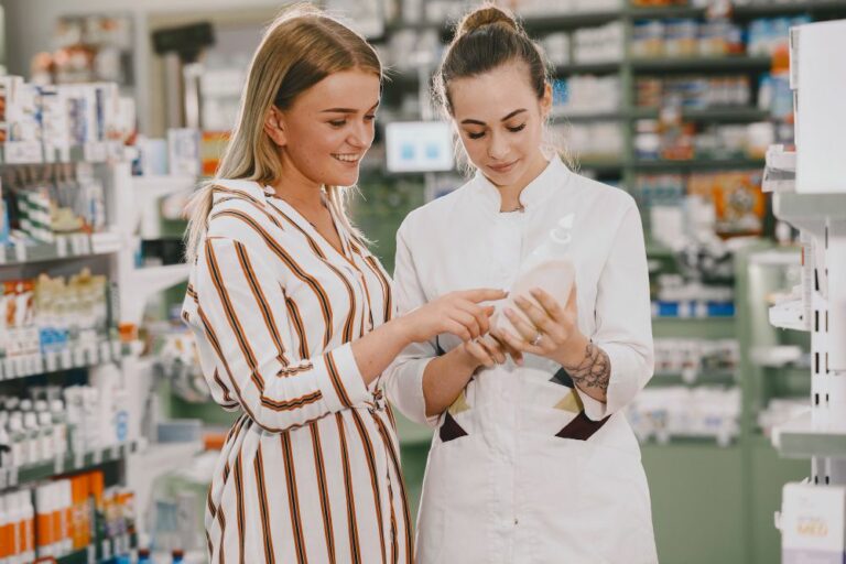 conceito-de-medicina-farmaceutica-saude-e-pessoas-farmaceutica-feminina-aconselha-o-comprador_compressed