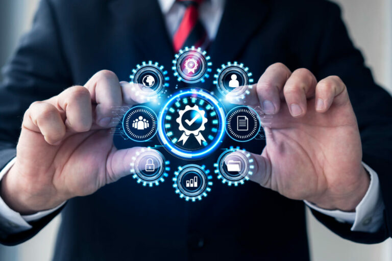 Como uma ferramenta única de gestão reduz custos operacionais de uma franquia no setor de tecnologia?