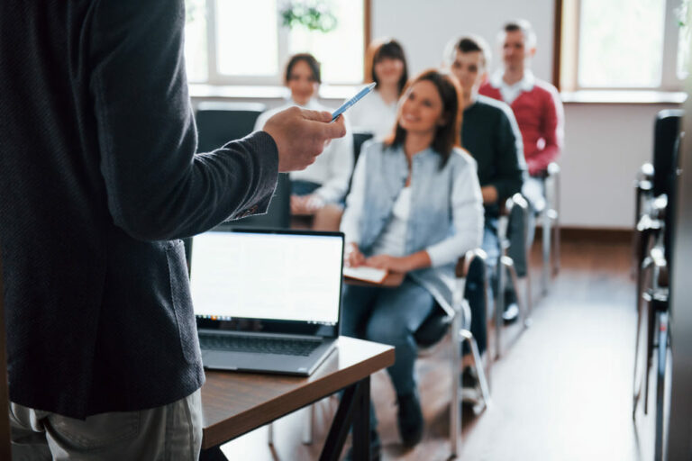 Quais os maiores desafios ao gerenciar uma rede de educação e como superá-los?